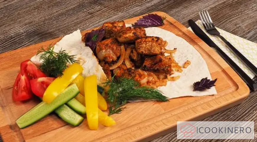 Schweineschaschlik mit eingelegten Zwiebeln