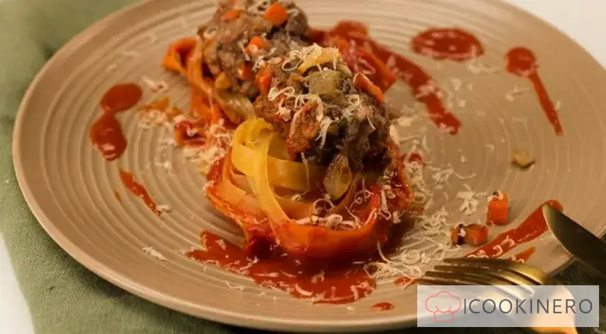 Nidi di spaghetti con carne macinata e pomodori