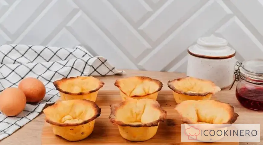 Shortbread baskets with raspberries and meringue