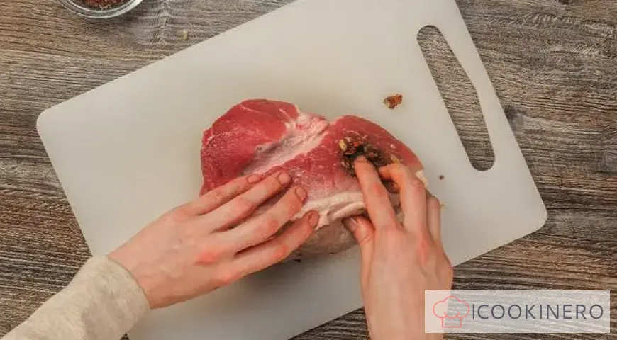 Prosciutto di maiale cotto al forno in una manica