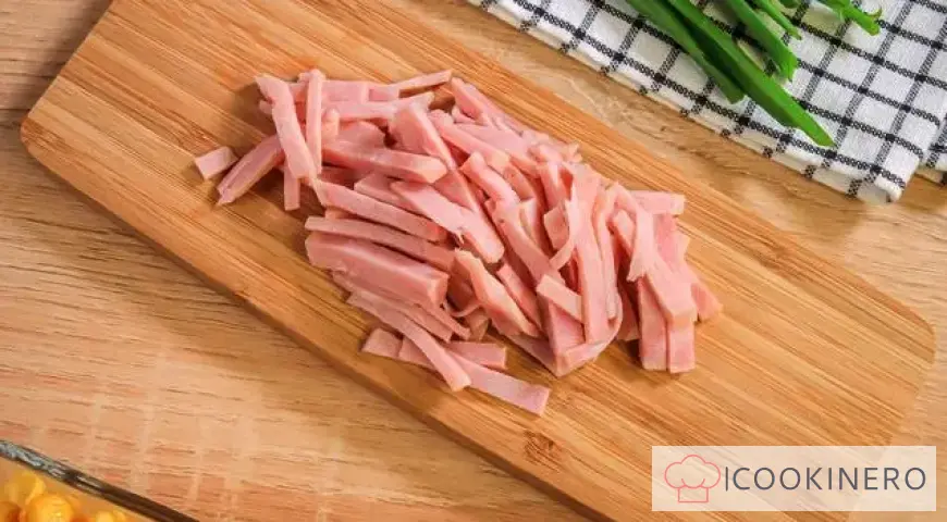 Salad with corn and ham
