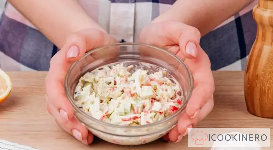 Salade d'avocat et de bâtonnets de crabe