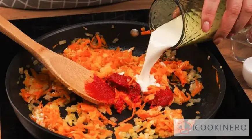 Minced meat "hedgehogs" in creamy sauce
