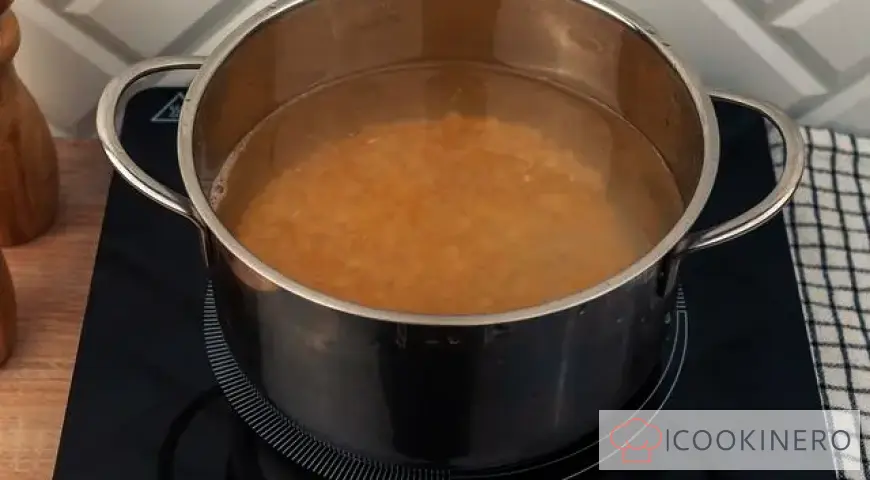 Pea soup with hunter's sausages
