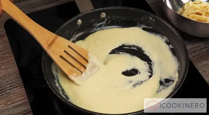 Fettuccine pasta with creamy sauce