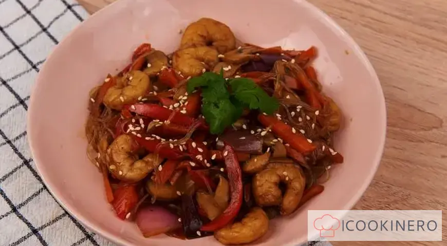 Noodles in salsa wok con gamberi tigre e funghi