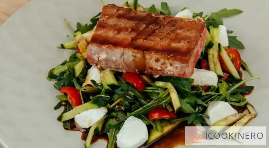 Salat mit Thunfisch, Mozzarella und Honig-Senf-Dressing