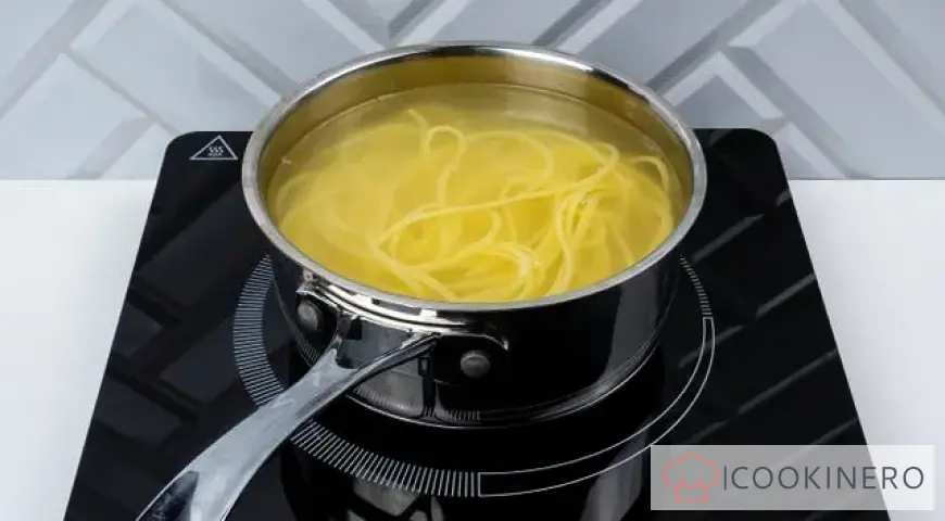 Spaghetti with mushrooms and nuts