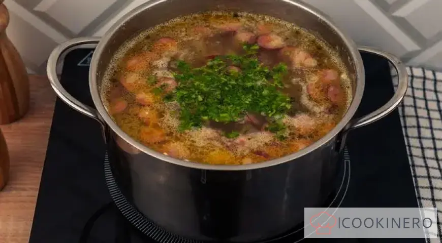 Pea soup with hunter's sausages