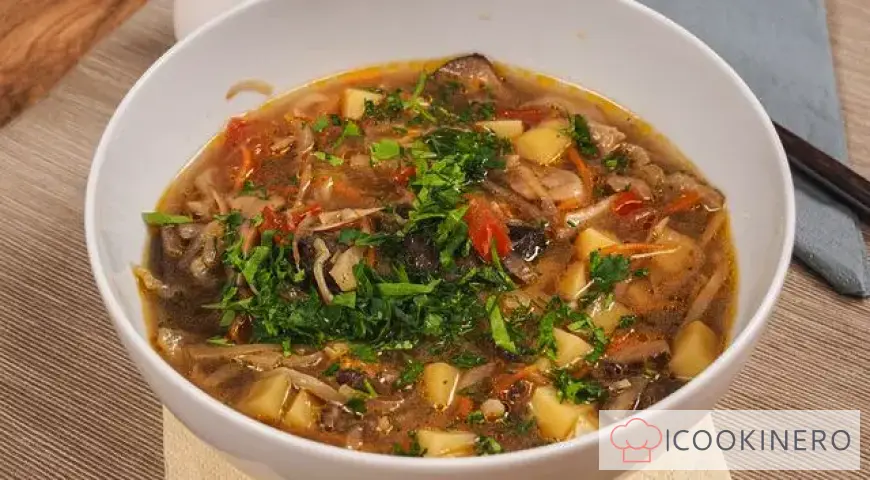 Sopa de col con setas secas