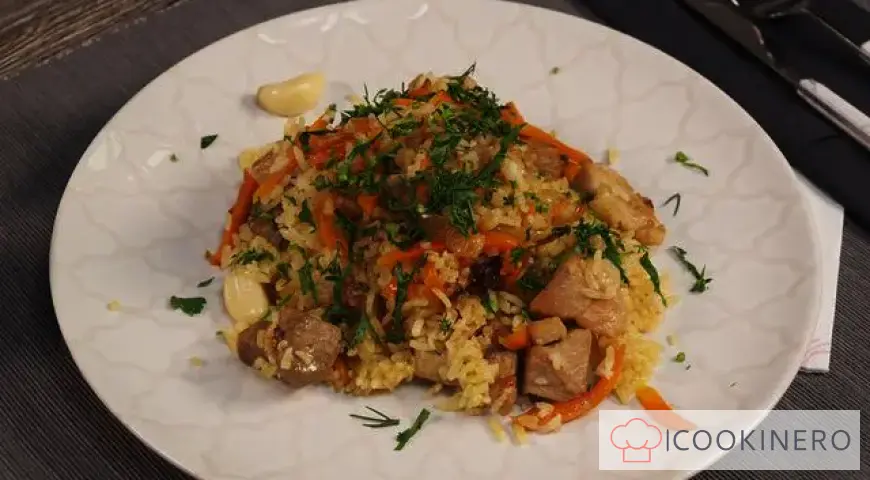 Pilaf de cerdo en sartén