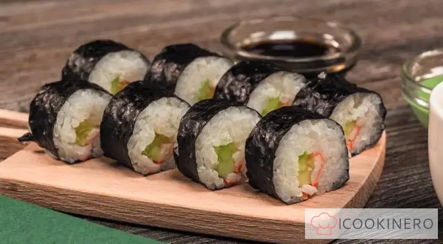 Rouleaux faits maison avec des bâtonnets de crabe
