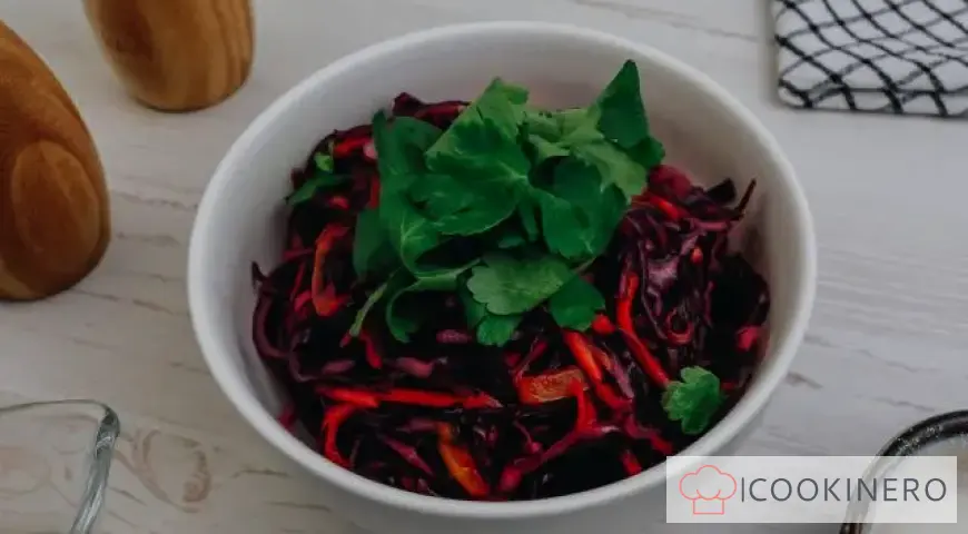 Cole slaw with red cabbage