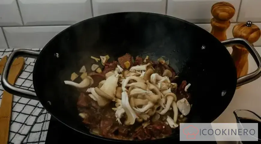 Soba with beef and oyster mushrooms