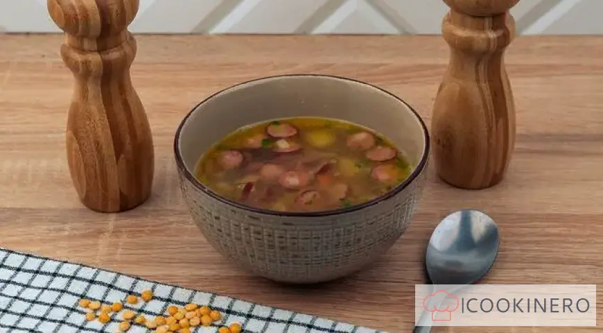Erbsensuppe mit Jägerwürstchen