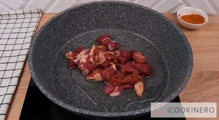 Lamm geschmort mit Zwiebeln