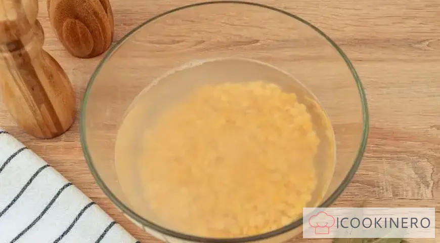 Pea soup with stewed meat