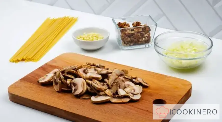 Spaghetti with mushrooms and nuts