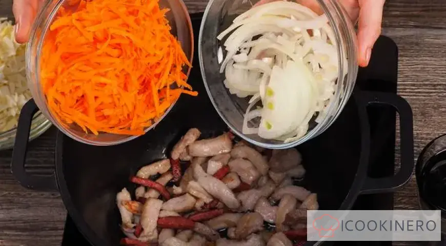 Bigos in einem Kessel