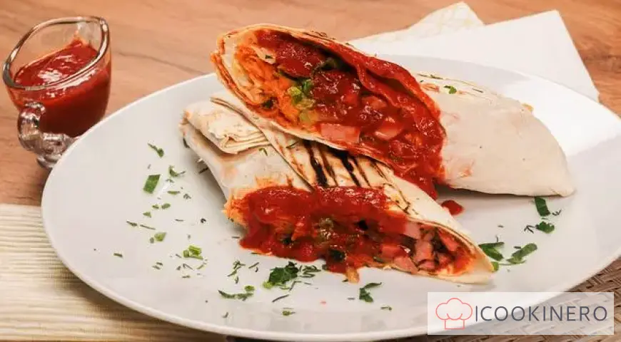 Shawarma di salsiccia bollita con cavolo cinese ed erbe essiccate