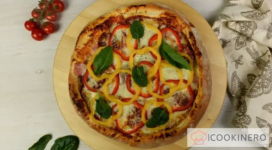 Pizza casera con jamón, salchicha ahumada y pimiento morrón