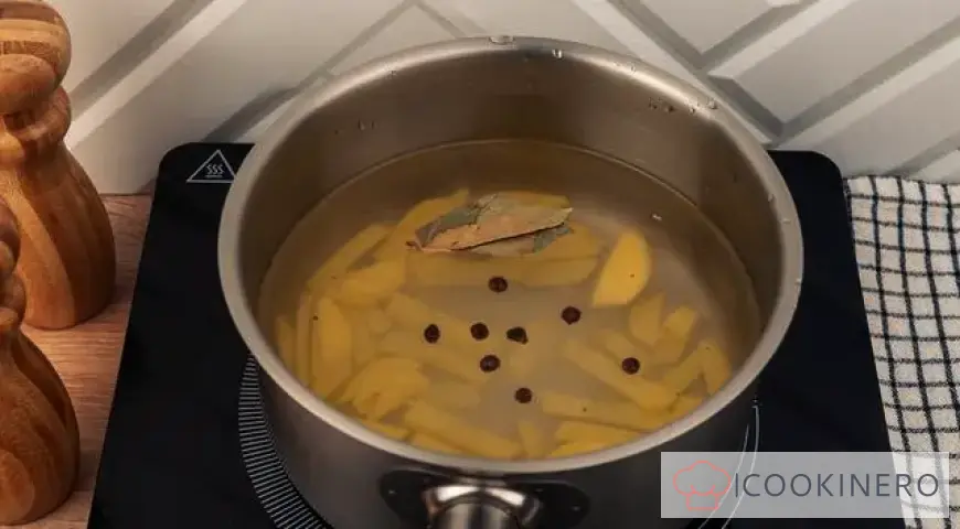 Zuppa di piselli in scatola