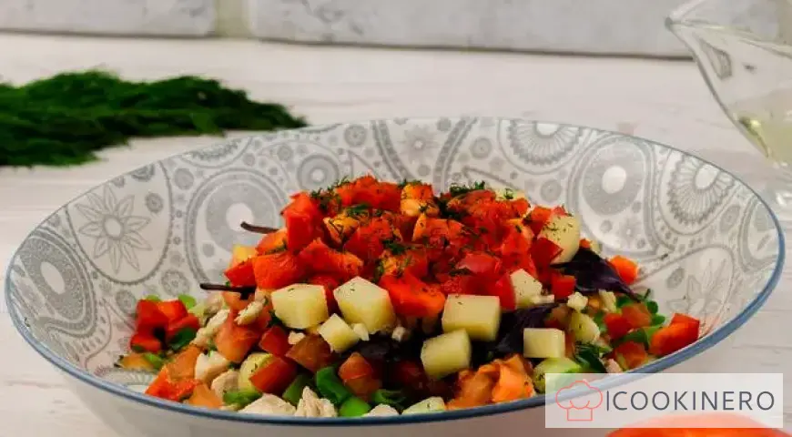 Insalata con petto di pollo e cavolo cinese
