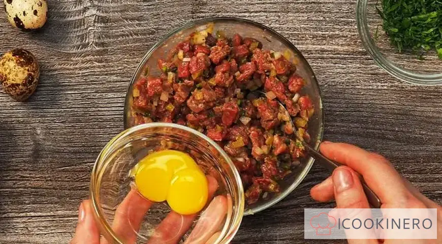 Beef tartare with onions and lemon