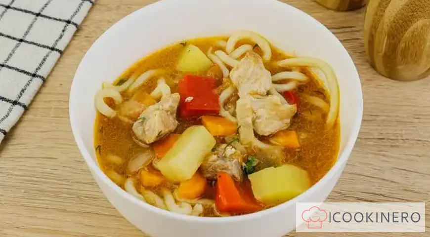 Lagman di maiale con tagliatelle