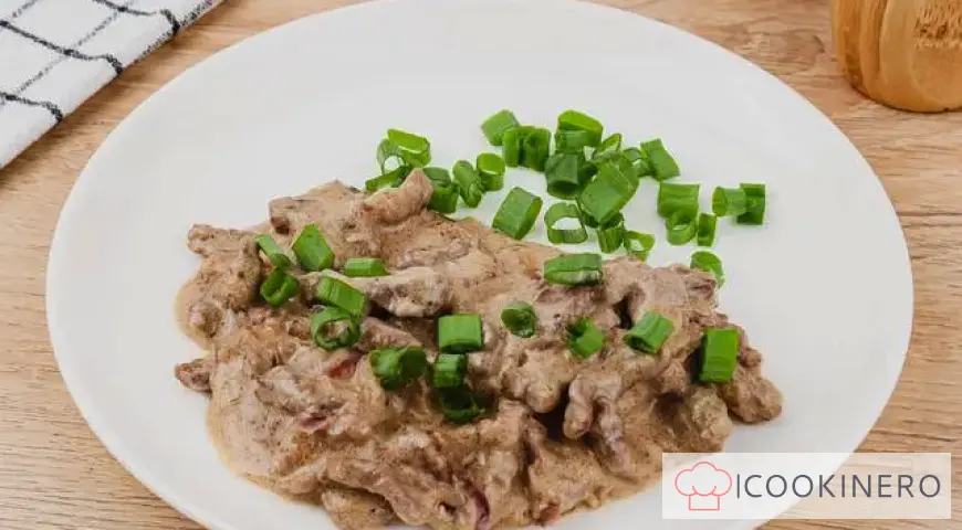 Carne de res con crema agria
