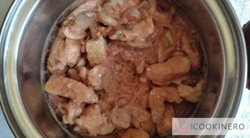 Stroganoff di manzo con pollo in concentrato di pomodoro
