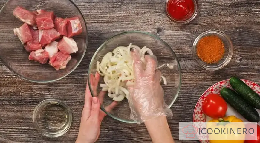Brochette de porc aux oignons marinés