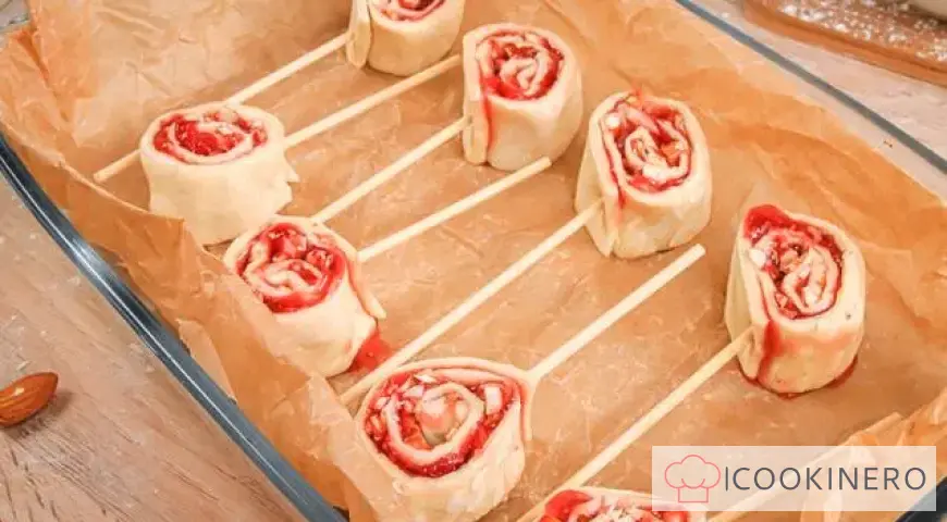 Riccioli di pasta sfoglia su un bastoncino