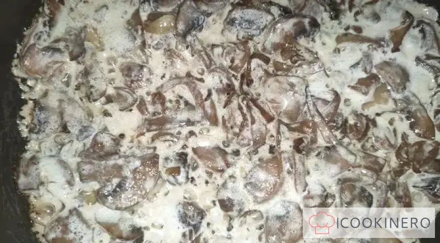 Appetitliches Steak mit Knochen und Champignons in einer cremigen Sauce
