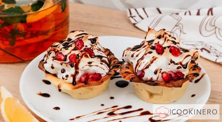 Shortbread baskets with raspberries and meringue