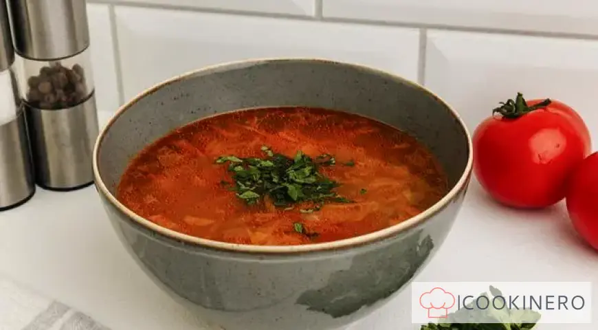 Sopa de col con pasta de tomate