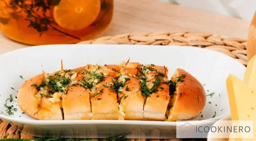 Baguette con formaggio e aglio