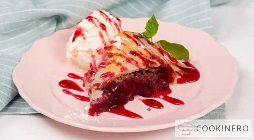 Strudel de filo con cerezas