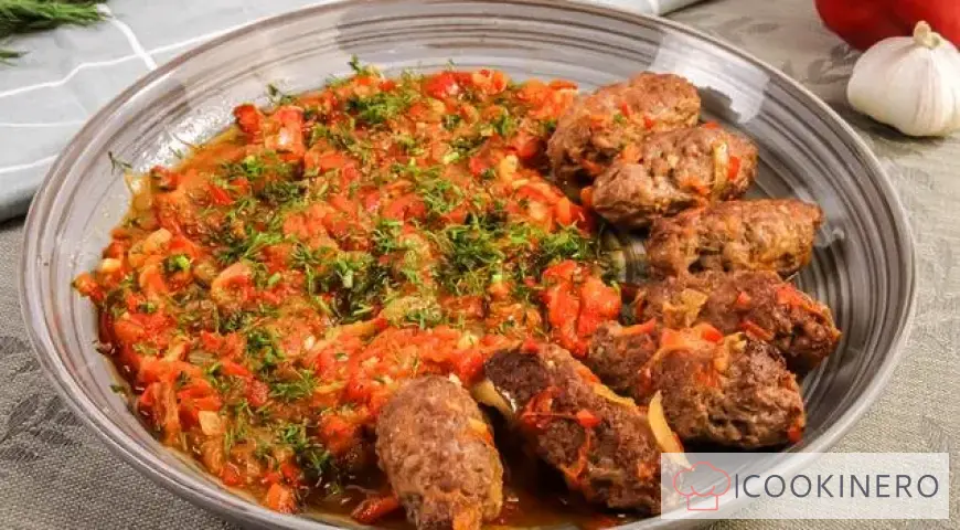 Chevapchichi in salsa di peperoni e pomodoro
