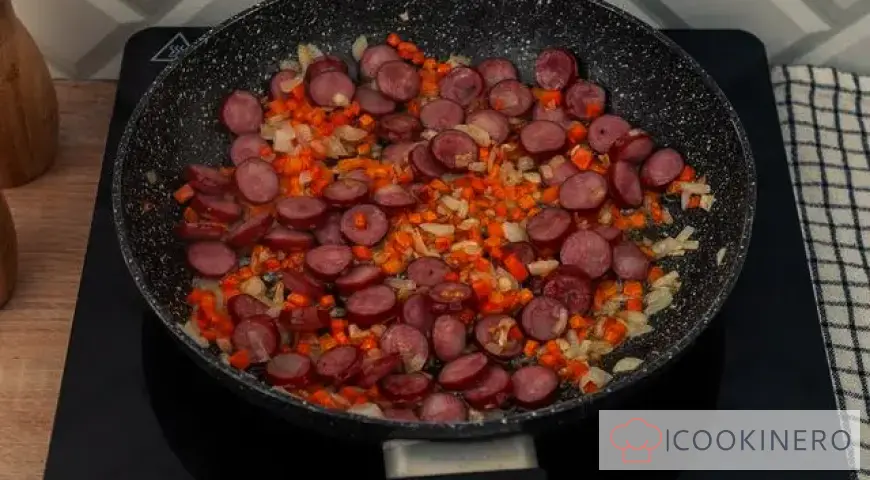 Pea soup with hunter's sausages