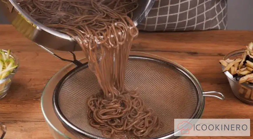 Wok noodles with vegetables
