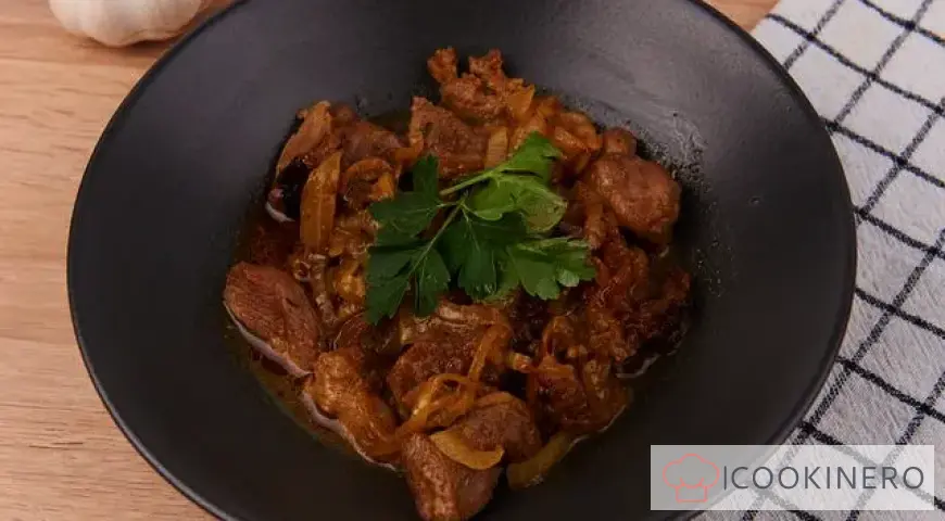 Cordero guisado con cebolla