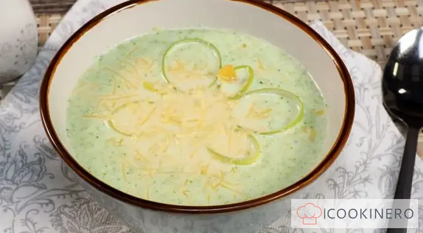 Brokkolicremesuppe mit Sahne
