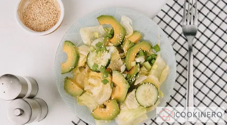 Avocado-, Gurken- und Kohlsalat