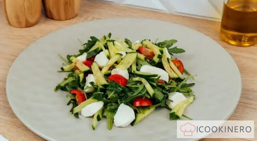 Salad with tuna, mozzarella and honey-mustard dressing