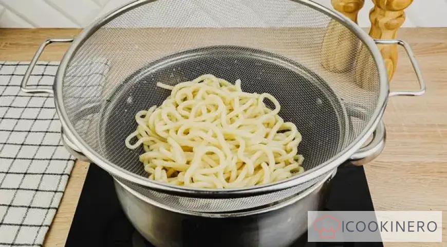 Lagman di maiale con tagliatelle