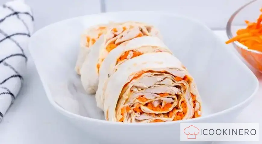Lavash-Rolle mit Hühnchen, koreanischen Karotten und Hüttenkäse
