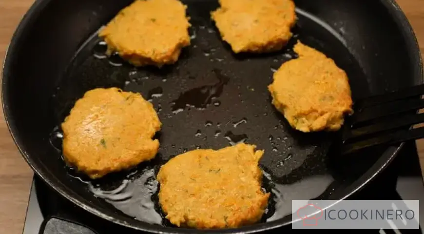Chickpea cutlets with carrots and sour cream