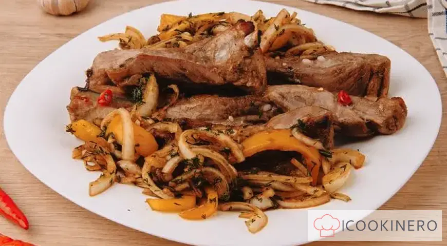 Pork ribs with aromatic herbs and bell pepper