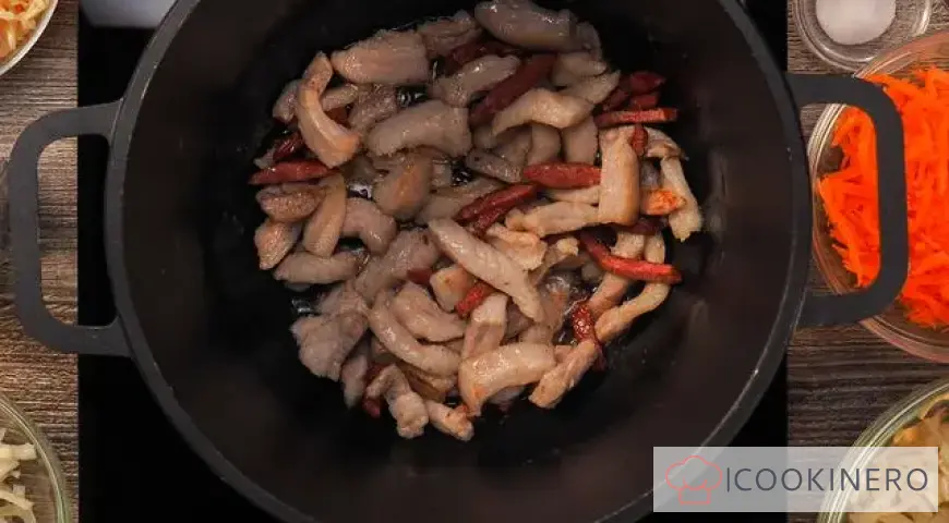 Bigos in einem Kessel